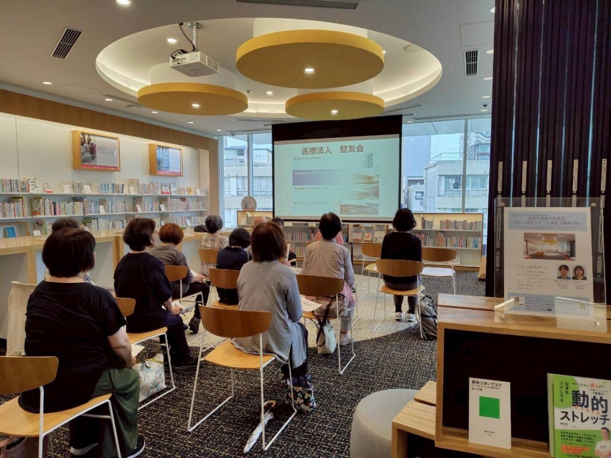 まちなか図書館連携事業「体験型腰痛予防教室~正しい姿勢と合った運動で腰痛予防~」を開催しました。・2 まちなか図書館連携事業「体験型腰痛予防教室~正しい姿勢と合った運動で腰痛予防~」を開催しました。・2
