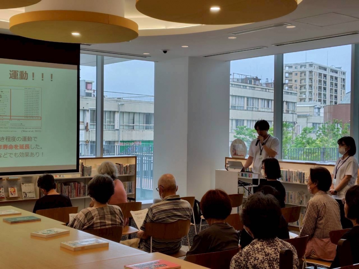 まちなか図書館連携事業「体験型腰痛予防教室~正しい姿勢と合った運動で腰痛予防~」を開催しました。・3 まちなか図書館連携事業「体験型腰痛予防教室~正しい姿勢と合った運動で腰痛予防~」を開催しました。・3