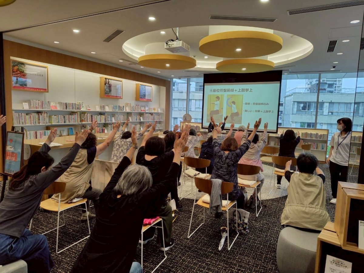 まちなか図書館連携事業「体験型腰痛予防教室~正しい姿勢と合った運動で腰痛予防~」を開催しました。・4 まちなか図書館連携事業「体験型腰痛予防教室~正しい姿勢と合った運動で腰痛予防~」を開催しました。・4